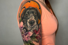 therisnell-pies-pupil-newschool-tatuaz-na-ramieniu-wroclaw