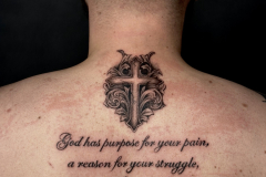 zutattoo-tatuaz-krzyz-napis-sentencja-fineline-mikrorealizm-na-plecach-wroclaw