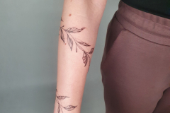 zutattoo-tatuaz-liscie-kwiaty-2-opaska-fineline-na-przedramieniu-wroclaw