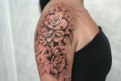 zutattoo-tatuaz-liscie-kwiaty-fineline-na-ramieniu-wroclaw