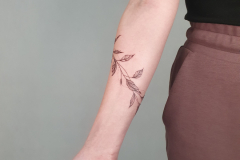 zutattoo-tatuaz-liscie-kwiaty-opaska-fineline-na-przedramieniu-wroclaw