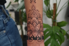 zutattoo-tatuaz-mandala-kwiaty-ornamenty-opaska-na-nadgarstku-wroclaw