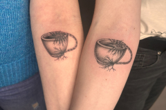 zutattoo-tatuaz-mikrorealizm-filizanki-tatuaz-mama-corka-wroclaw