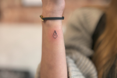 zutattoo-tatuaz-minimalistyczny-as-serce-na-nadgarstku-wroclaw