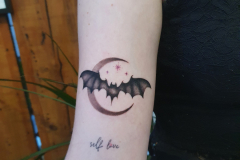 zutattoo-tatuaz-nietoperz-ksiezyc-dotwork-na-ramieniu-wroclaw